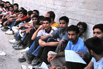 «Χάνει» την άδεια παραμονής το 25% των μεταναστών, λόγω κρίσης